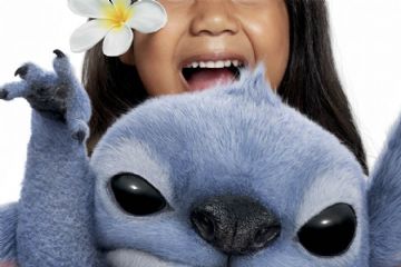 Lilo Stitch solo al cinema locandina del film Bambina  hawaiana  che stringe alieno 626 di nome Stitch