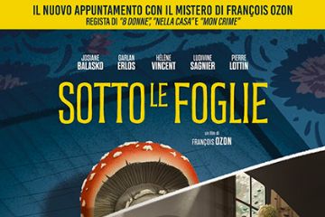 Locandina film Sotto le foglie un fungo che viene tagliato