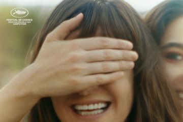 Locandina film Fuori donna con gli occhi coperti da una mano