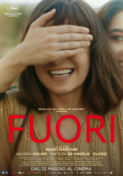 Locandina film Fuori donna con gli occhi coperti da una mano