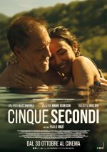 Titolo del film Cinque secondi due attori abbracciati nell'acqua