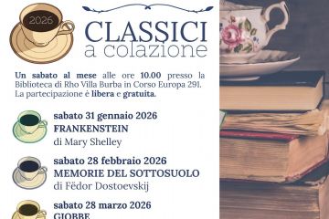 locandina con elenco titoli dei libri accanto una tazzina del caffè disegnata e un elemento in verticale con immagine di pila di libri, sopra una tazzina da caffè  in ceramica con dipinta una rosa