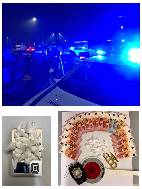 L'arresto dello spacciatore, la cocaina, il denaro e il tirapugni sequestrati