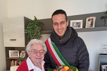 Il sindaco con la signora Veglia, che oggi compie cento anni