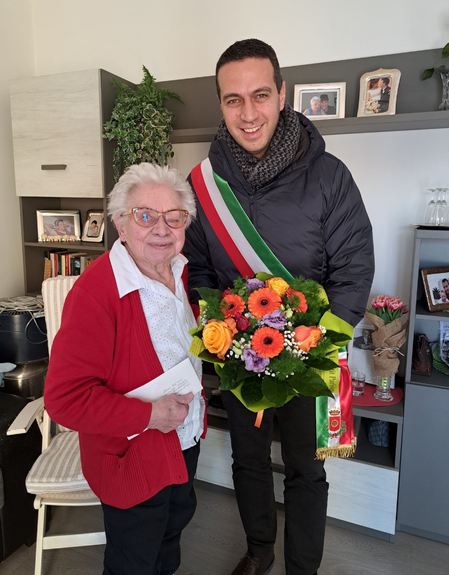 Il sindaco con la signora Veglia, che oggi compie cento anni