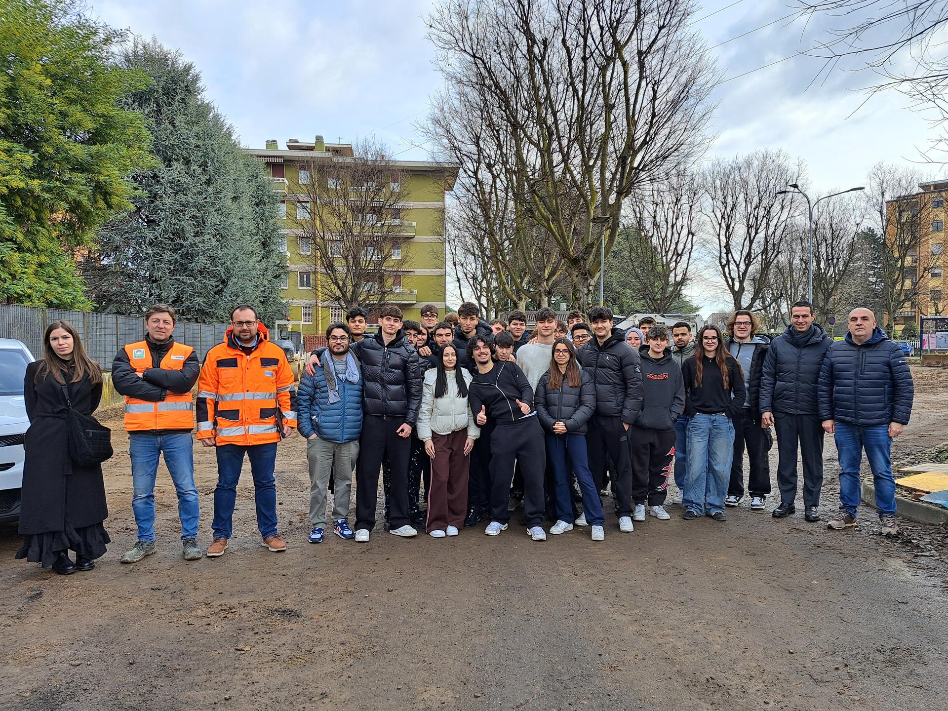 studenti con i docenti, il Sindaco e l'ingegner Covre in via Labriola
