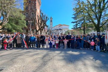Il taglio del nastro in piazza Visconti