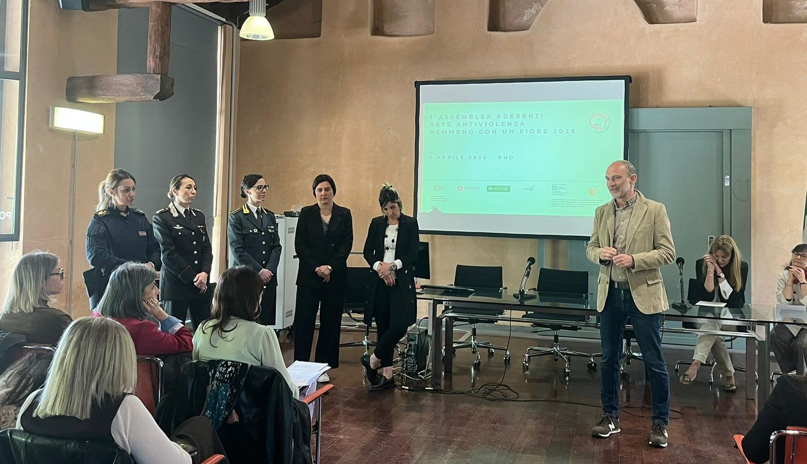 da sinistra la comandante della Polfer Emanuela Lupi, il tenente colonnello dei carabinieri Daniela Nuzzo, il capitano della Guardia di Finanza Maria Francesca Lattarulo, per la Polizia di Stato Arcangela Schirinzi, Chiara Melchiorre e l'assessore Paolo Bianchi