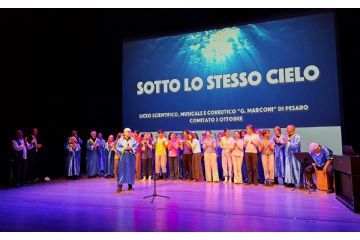 Il canto finale con coristi e attori sul palco accanto a Vito Fiorino e al Sindaco Orlandi