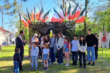Il Sindaco con bambini e ragazzi rende omaggio al Monumento alla Resistenza