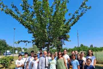 i partecipanti alla cerimonia odierna accanto all'albero piantato per ricordare Falcone, Borsellino e gli agenti delle loro scorte al Parco della Legalità di Rho