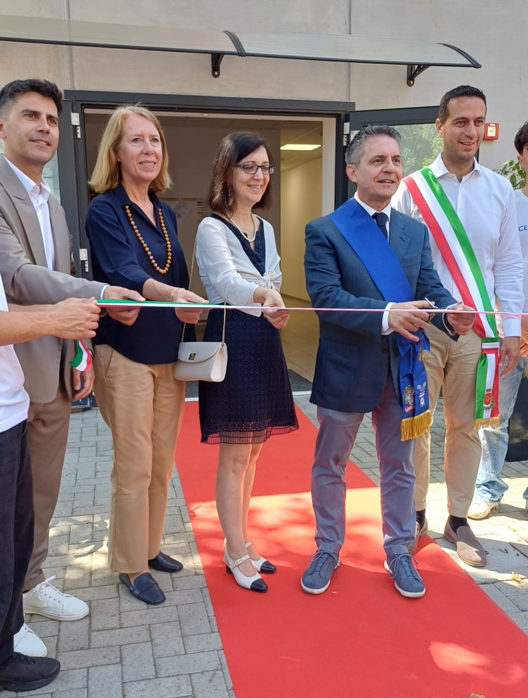 il taglio del nastro al liceo Rebora
