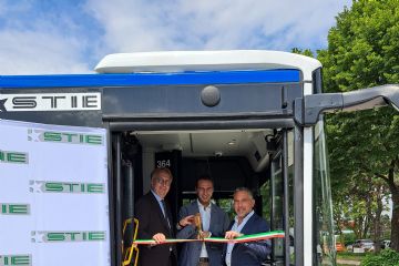 Pierluigi Zoncada, Andrea Orlandi e Franco Lucente al taglio del nastro dei nuovi bus Stie