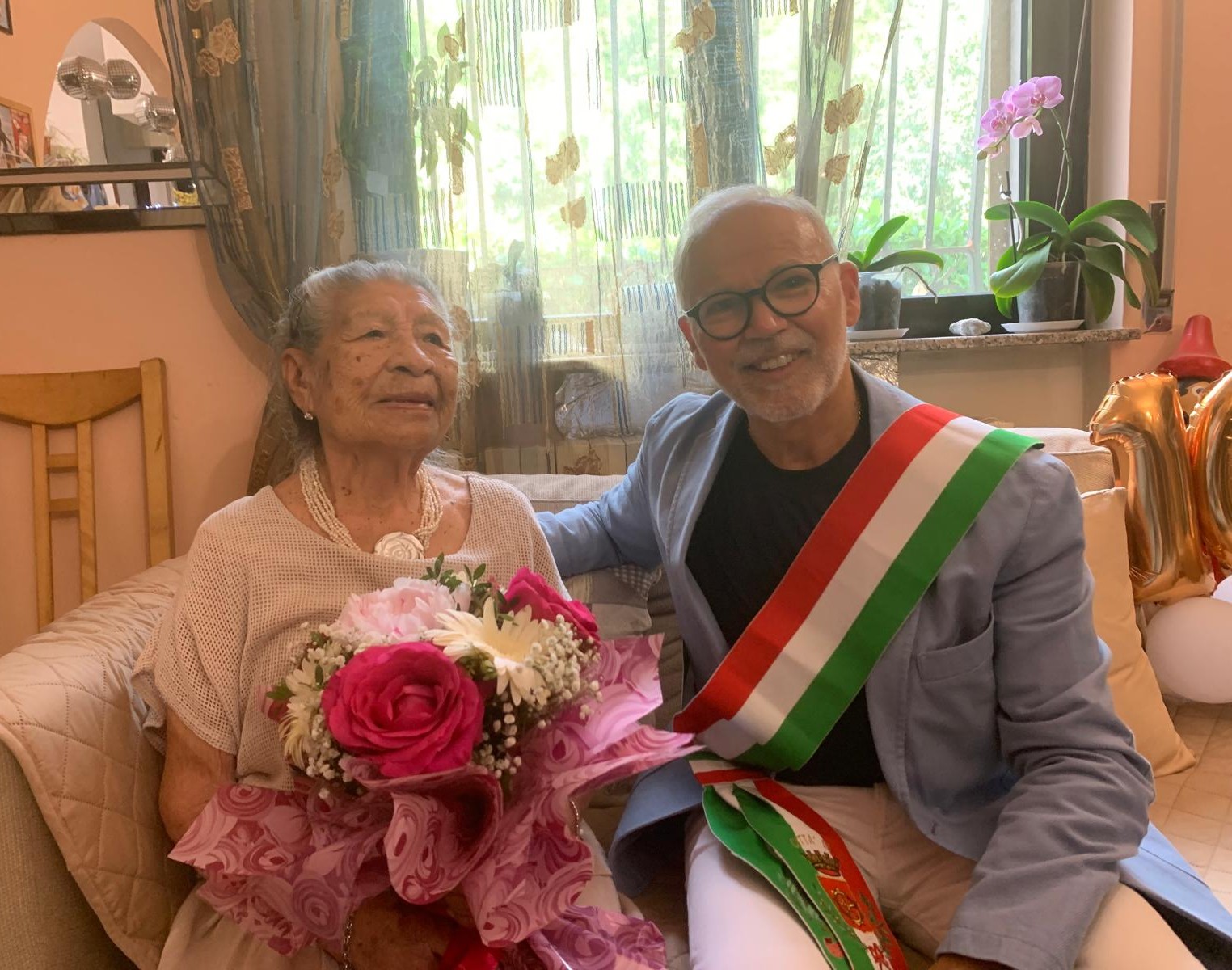 La signora Mirtha Esther Gonzales Reyes con l'assessore Nicola Violante