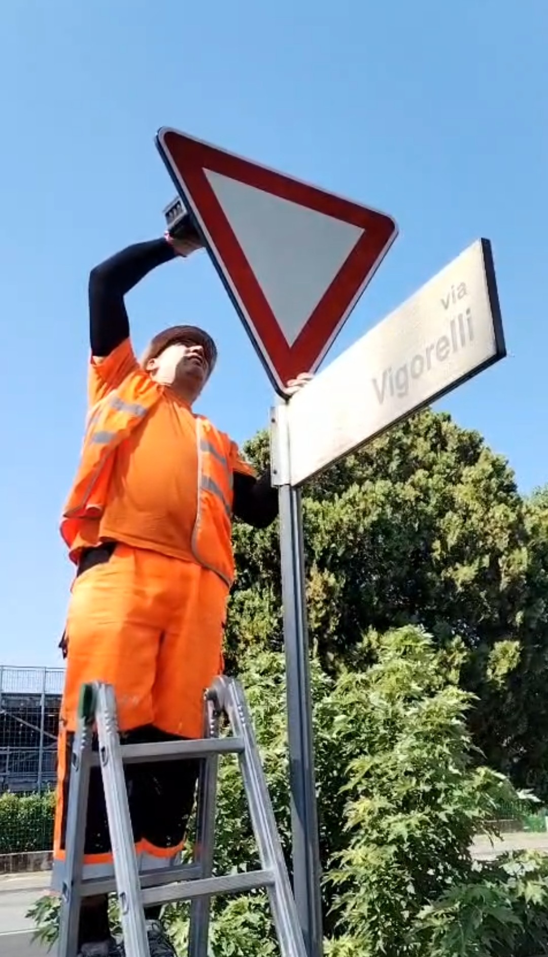 Nella foto la sostituzione di uno dei cartelli stradali in via Vigorelli