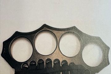 Il tirapugni sequestrato