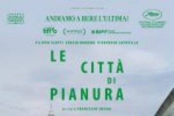 locandina film Le città di pianura tre persone in un piccolo spazio verde una delle quali osserva da un muro di cinta alto e in fondo un campanile