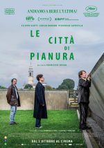 locandina film Le città di pianura tre persone in un piccolo spazio verde una delle quali osserva da un muro di cinta alto e in fondo un campanile