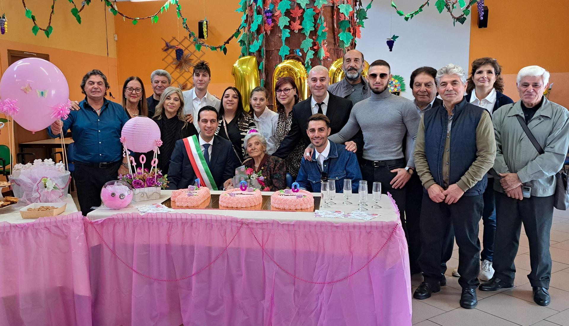 Andrea Orlandi e la signora Maria Speranza Policastro, con tutti i parenti