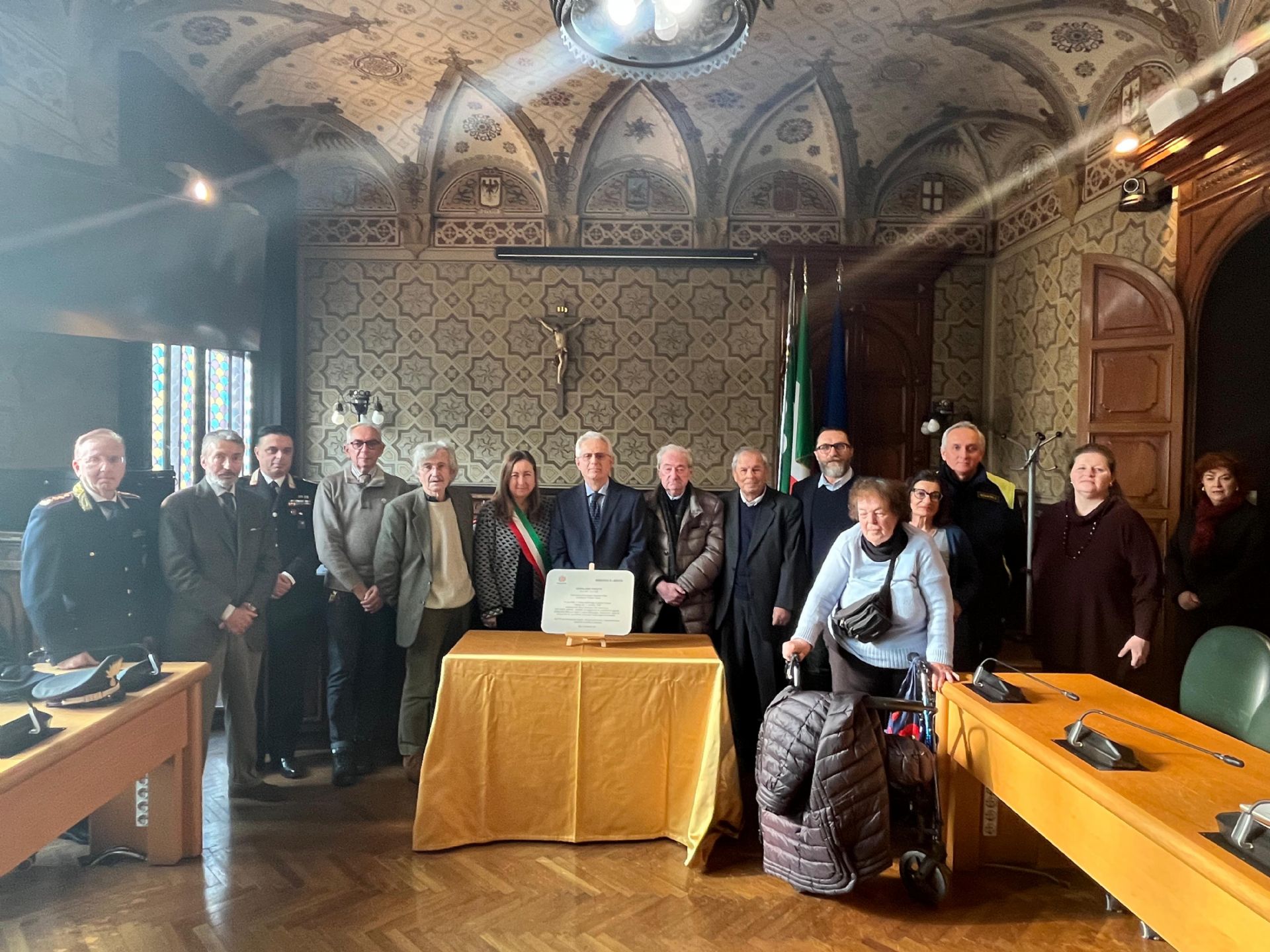 Foto principale di gruppo con targa svelata
