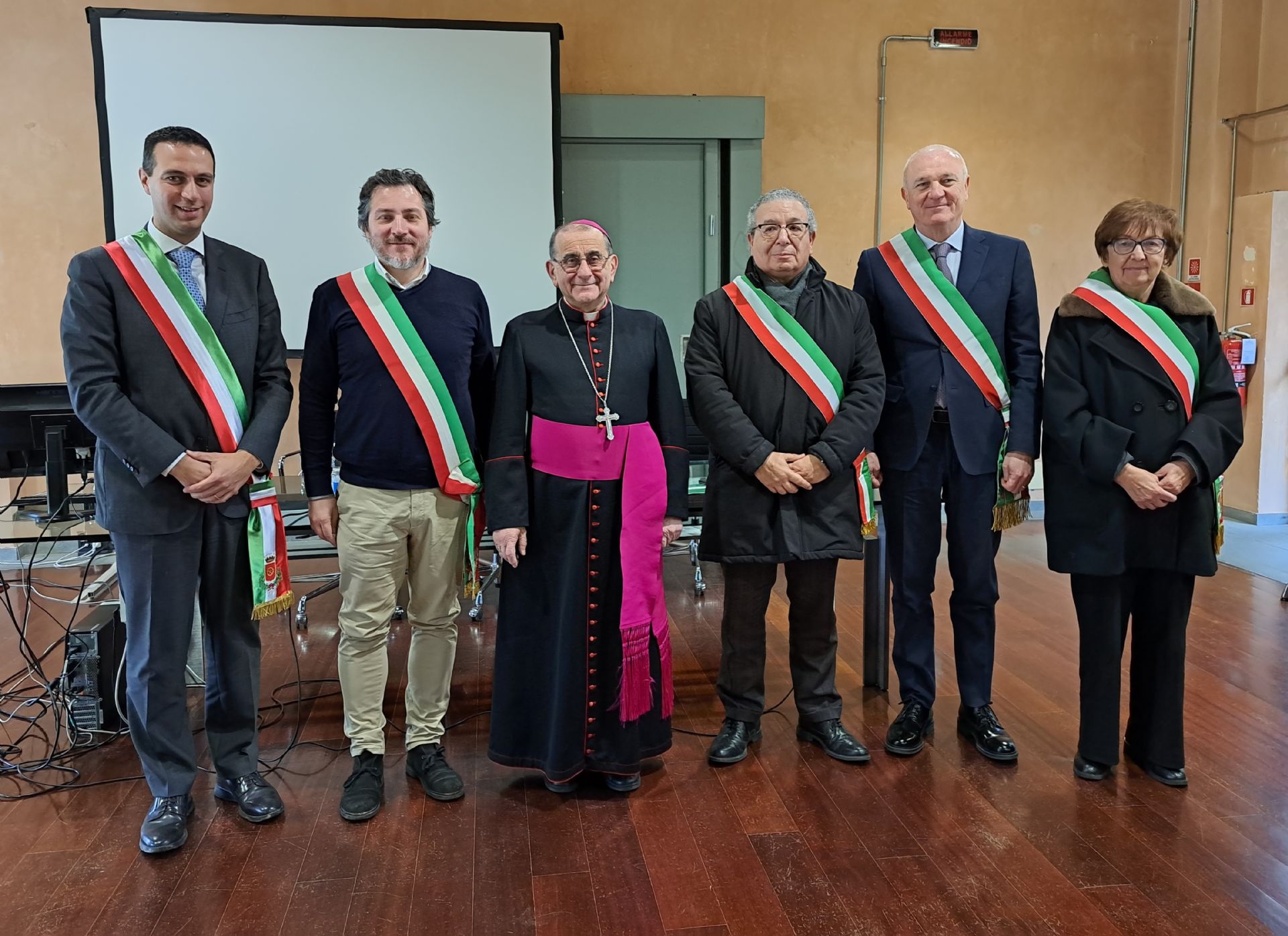 Il Sindaco Andrea Orlandi con i rappresentanti di Pero, Settimo, Cornaredo e l'Arcivescovo Mario Delpini