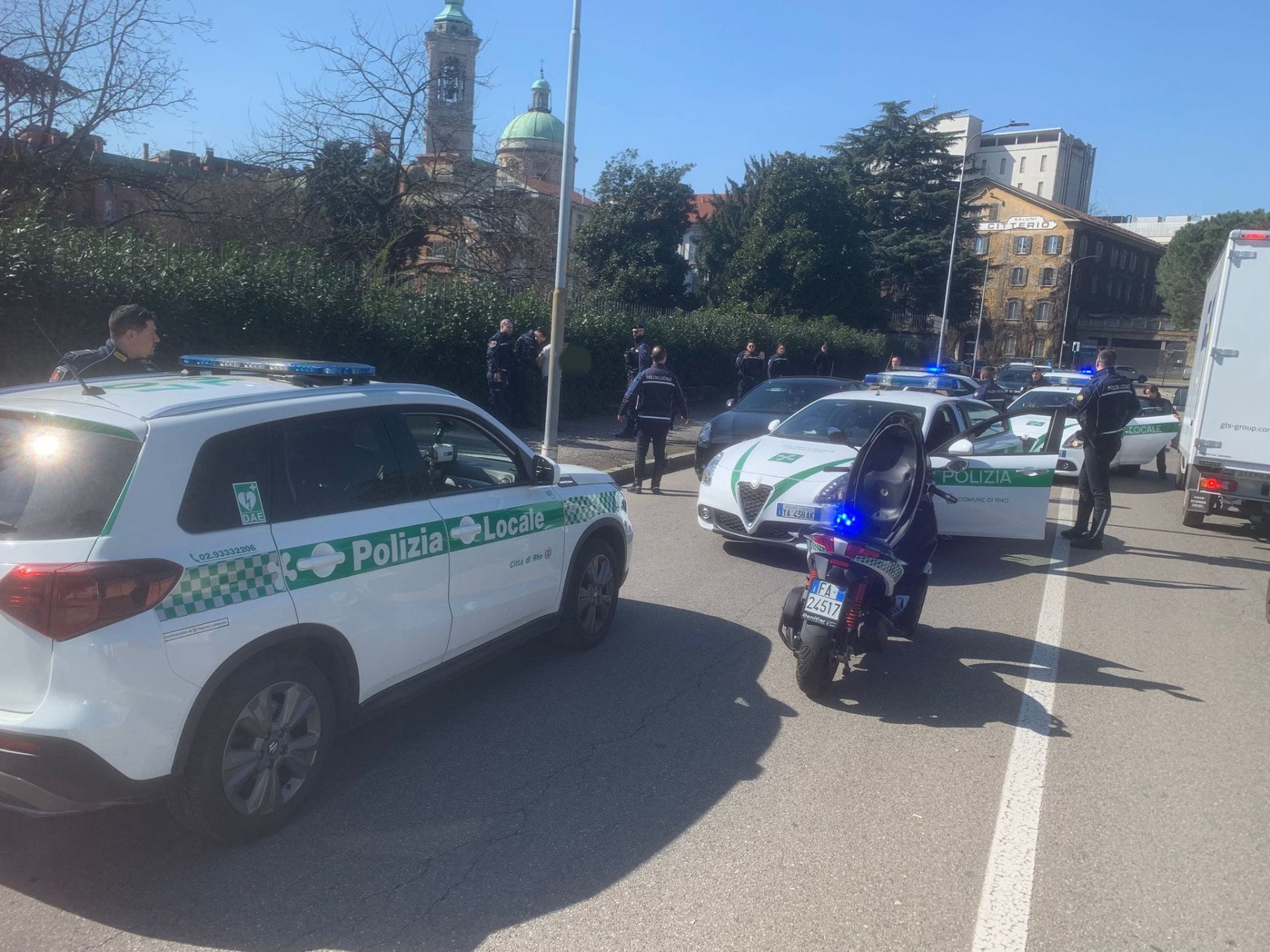 macchine e agenti della polizia locale