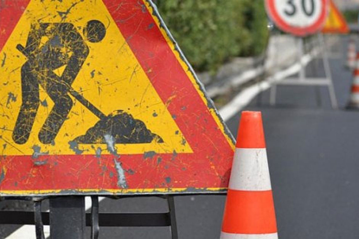 cartello di lavoro in corso su strada