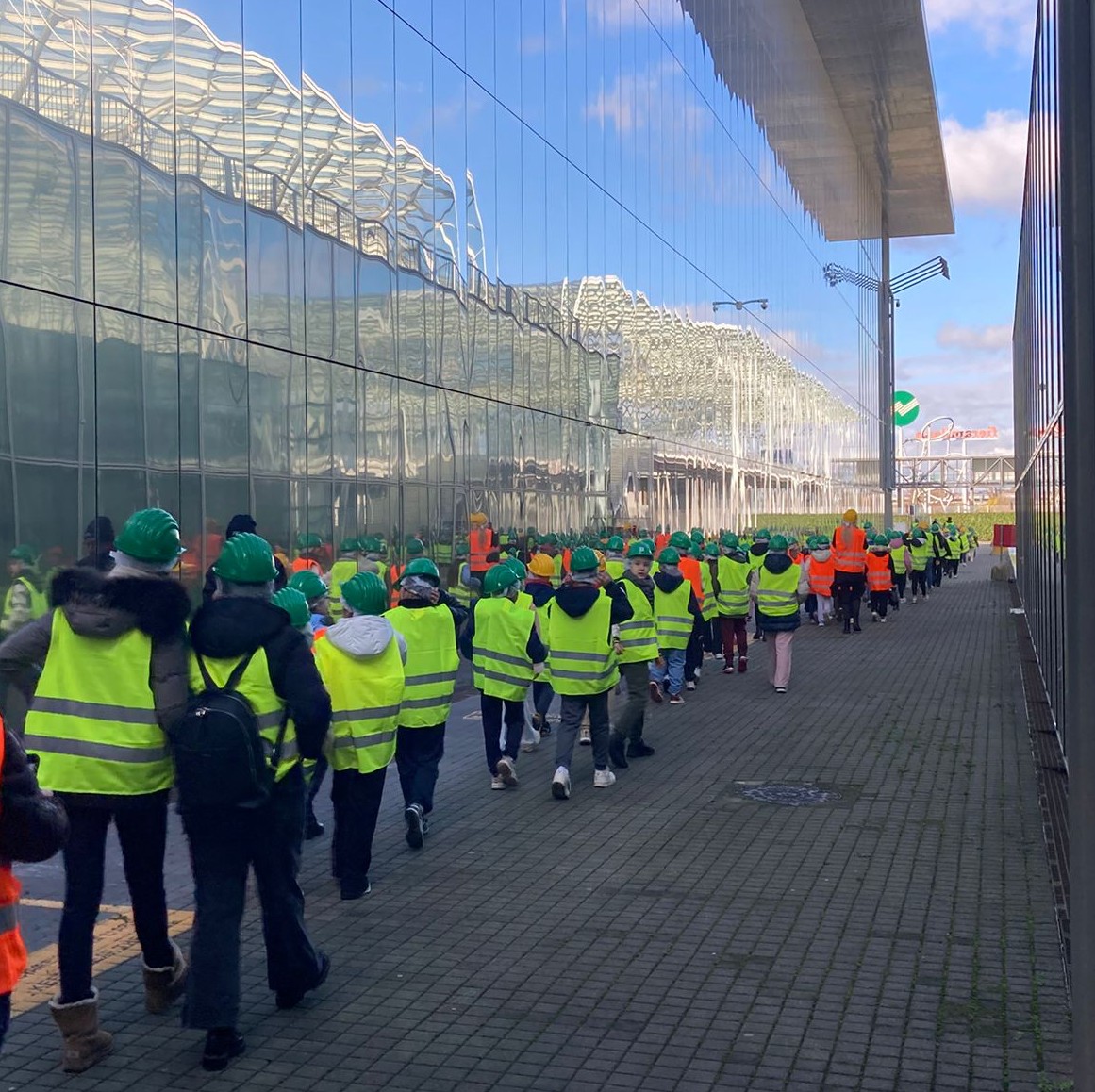 i ragazzi in Fiera Milano per visitare il cantiere della pista di ghiaccio olimpica