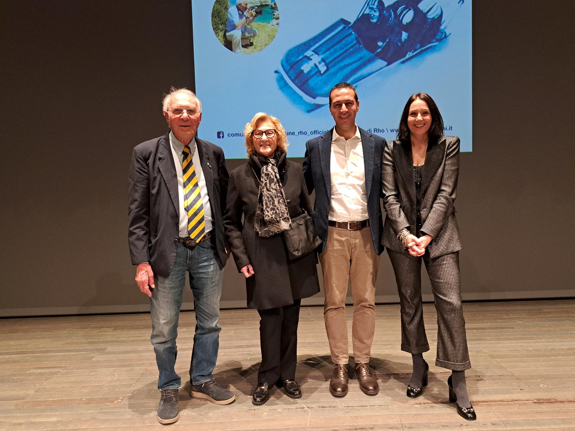 foto di gurppo con Jmmi Pessina e autorità locali