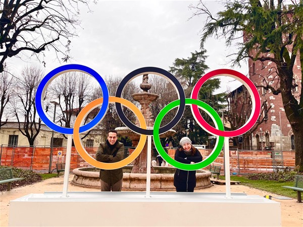 Sindaco e Vicesindaco in posa con i cerchi olimpici