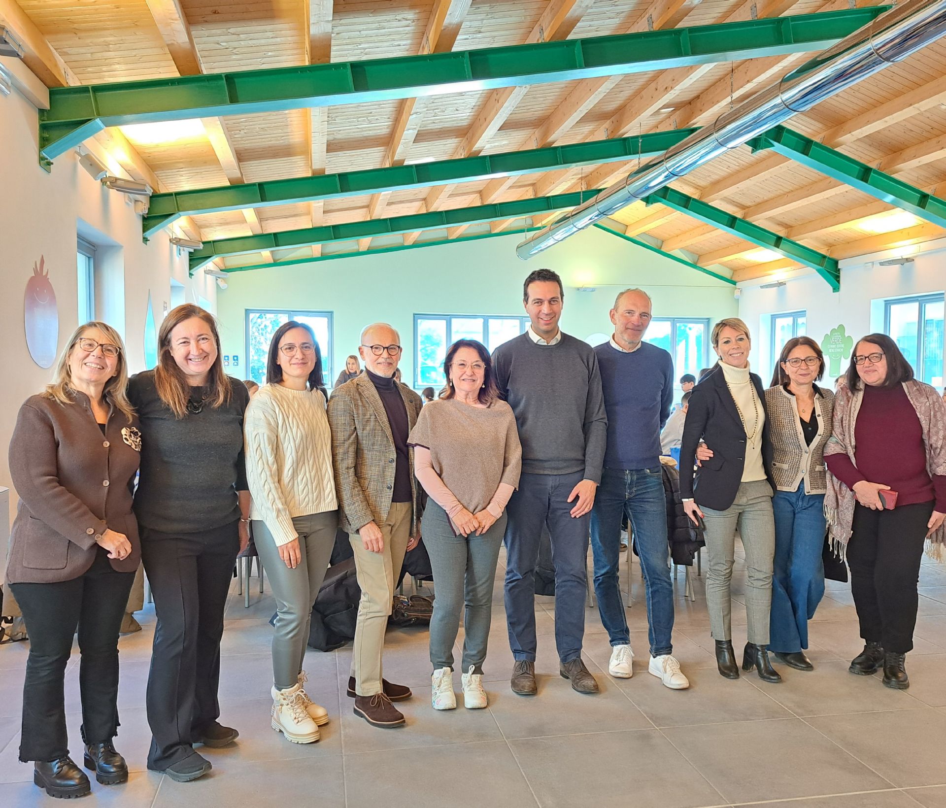 La giunta insieme con le insegnanti e la vicepreside nel nuovo refettorio