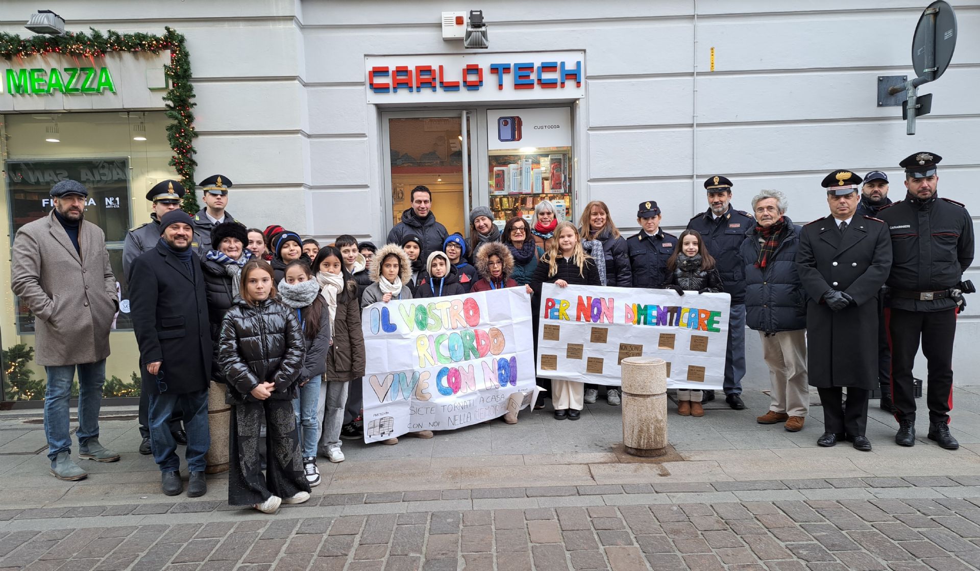Le autorità con i ragazzi della scuola Fernanda Wittgens in via Matteotti