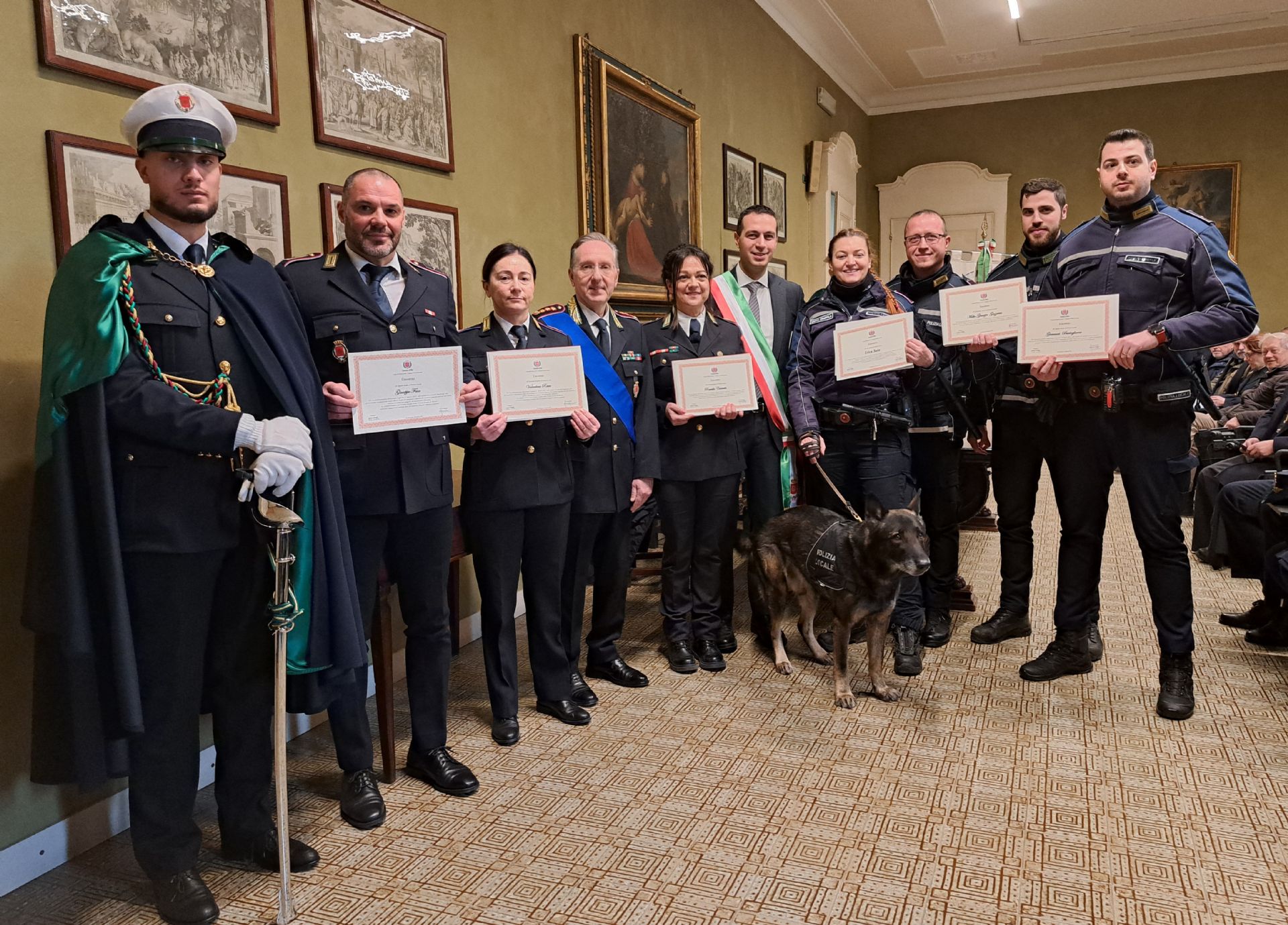 La consegna dei sei encomi da parte del Sindaco e del Comandante