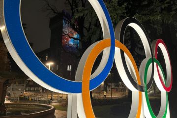 Proiezioni sul palazzo comunali e cerchi olimpici