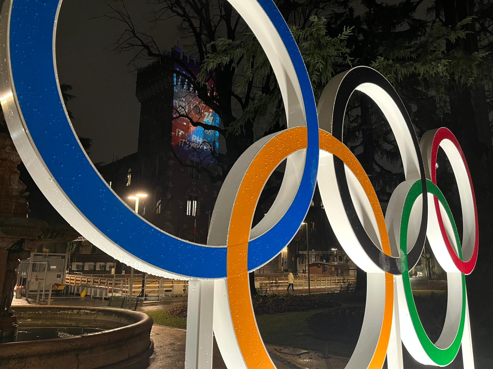 Proiezioni sul palazzo comunali e cerchi olimpici