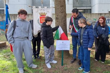 Lo svelamento di una delle targhe