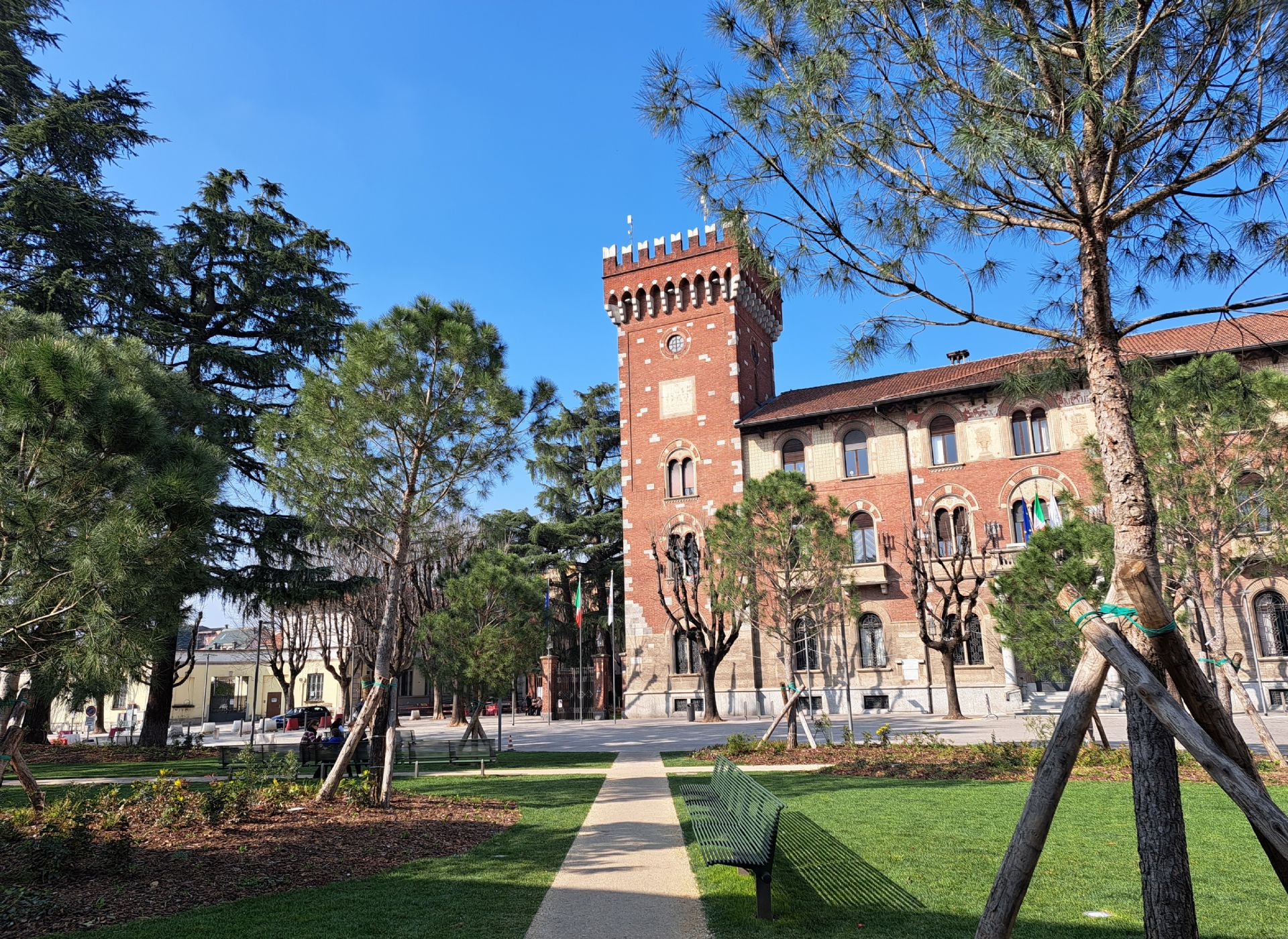 Piazza Visconti e il Palazzo Municipale