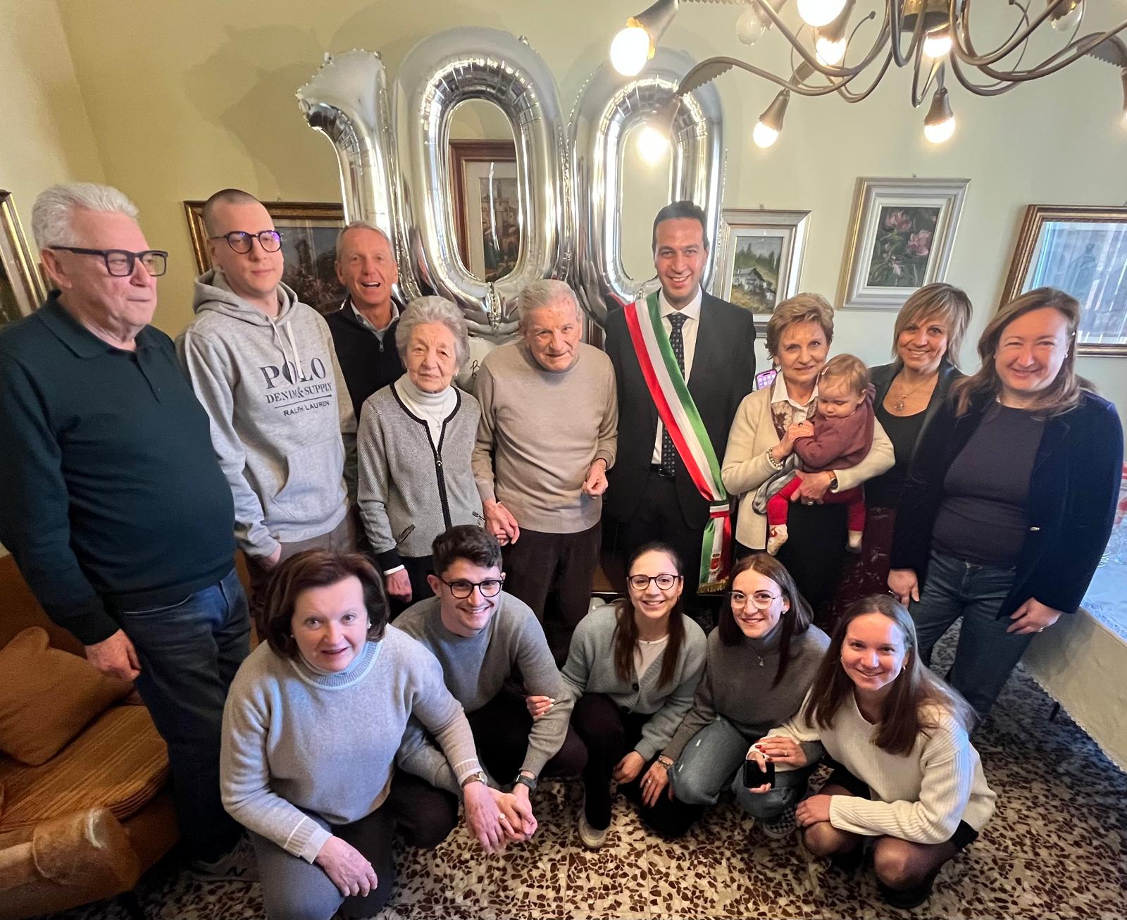 Sindaco e Vicesindaco a casa di Silvio Paleari con tutta la famiglia per i cento anni