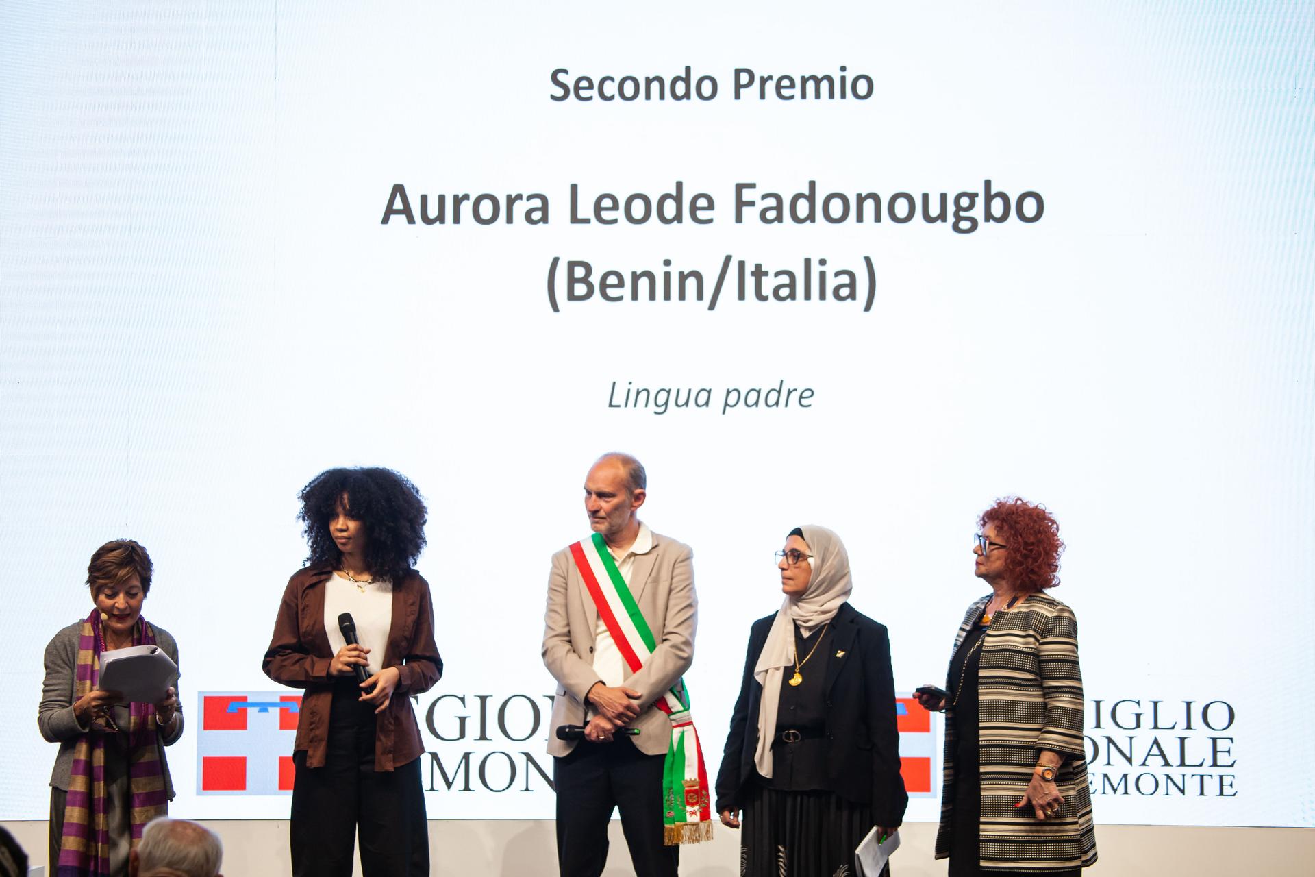 Nella foto di Ludovico Giacobbe la lettura della motivazione al momento di premiare la vincitrice al Salone del Libro di Torino, presente l'Assessore Paolo Bianchi.