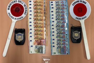 Nella foto la droga e il denaro sequestrati