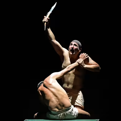 due attori che lottano sul palco