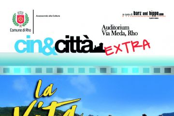Locandina film La Vita va così cin&città extra. Immagine grafica spiaggia mare una mucca alcune persone e un pecchio pastore con il suo cane.