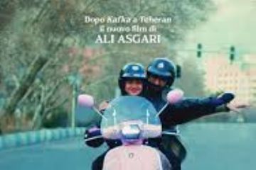 Locandina Divine Comedy due persone su una motoretta rosa