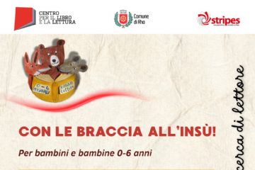 con le braccia all' insù