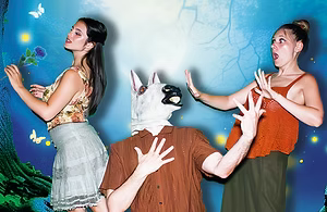 teatranti con maschere 