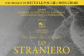 lo straniero locandina del film uomo sulla spiaggia che cammina