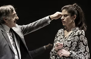 una  scena con due attori