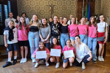 
Nella foto le ragazze di In Ballet con gli assessori Vergani e Borghetti