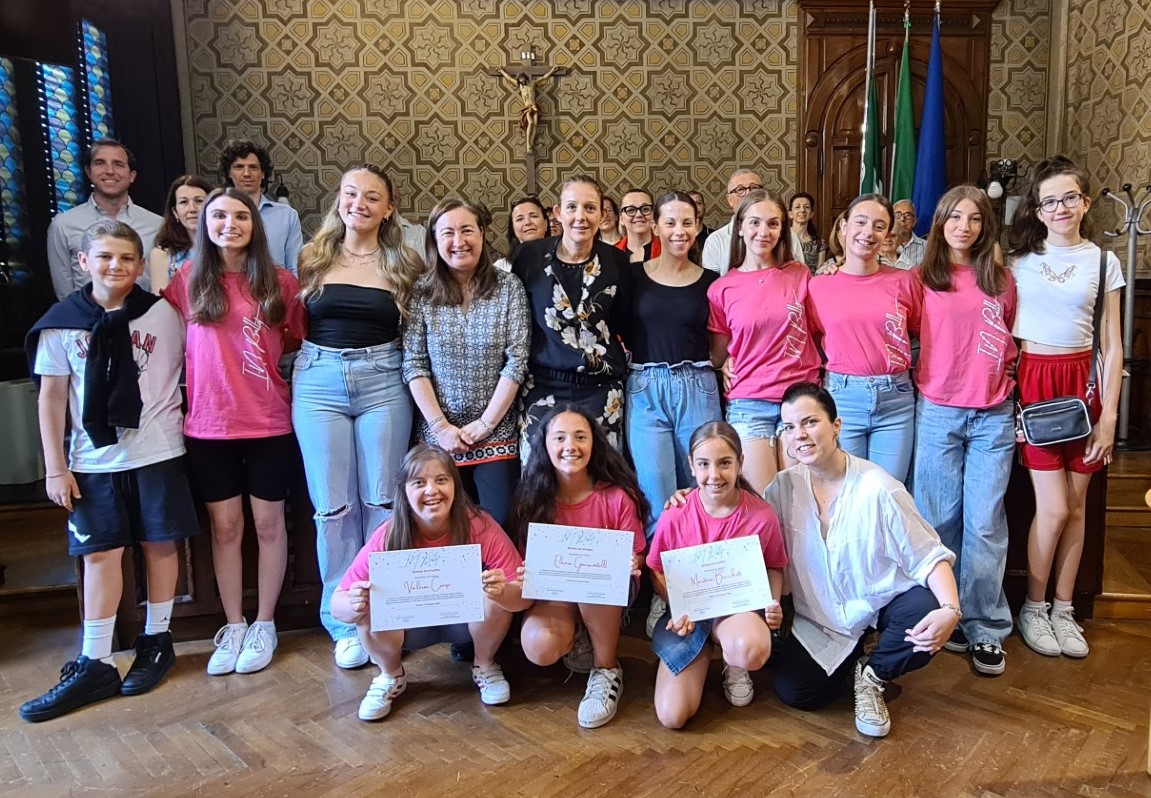 
Nella foto le ragazze di In Ballet con gli assessori Vergani e Borghetti