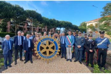  Simbolo del Rotary International al centro della rotatoria tra corso Europa e via Moscova